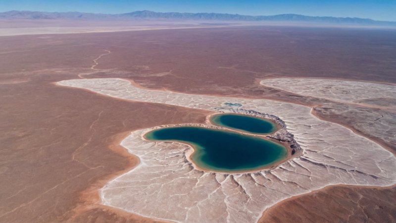 Atacama Desert, Chile travel, unique landscapes, Valle de la Luna, Salar de Atacama, El Tatio geysers, Lagunas Altiplánicas, stargazing